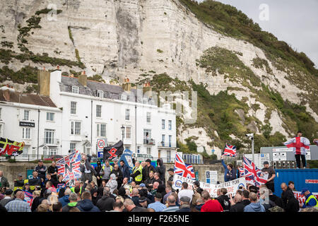 Hafen von Dover, Kent, UK. 12. September 2015. Rechtsextreme und britischen nationalistischen Gruppen Marsch und Kundgebung am Hafen von Dover gegen andauernde Migrations- und Flüchtlingspolitik suchenden UK Credit: Guy Corbishley/Alamy Live News Stockfoto