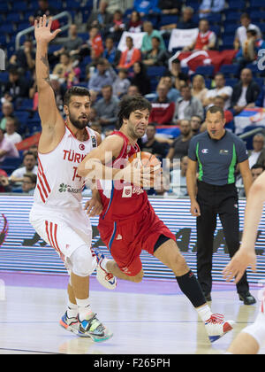 Serbiens Milos Teodosic (r) und der Türkei Hueseyin Koeksal (l) in Aktion während der FIBA EuroBasket 2015 Gruppe B überein Türkei Vs Serbien in der Mercedes-Benz-Arena in Berlin, Deutschland, 9. September 2015. Foto: Lukas Schulze/dpa Stockfoto