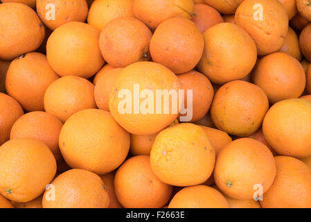 Stapel von Bio Orange auf dem Markt Stockfoto