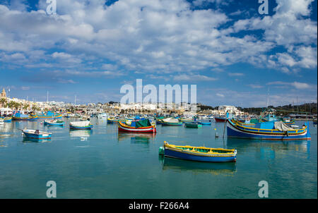 Traditionelle Fischerboote an den Fischerhafen von Marsaxlokk Stockfoto