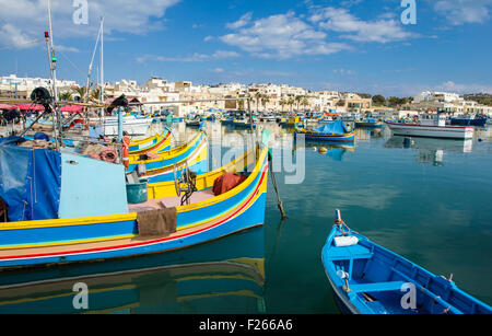 Traditionelle Fischerboote (Luzzu) an den Fischerhafen von Marsaxlokk Stockfoto