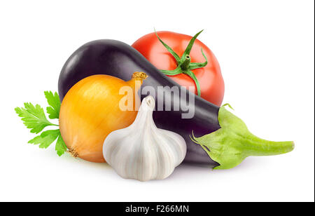 Auberginen, Tomaten, Zwiebeln und Knoblauch, isoliert auf weiss Stockfoto