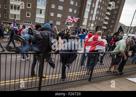 Hafen von Dover, Kent, UK. 12. September 2015. Far-Right britischen nationalistischen Gruppen und Kent Polizei Zusammenstoß während der fernen rechten Marsches zum Hafen von Dover gegen andauernde Migrations- und Flüchtlingspolitik suchenden UK Credit: Guy Corbishley/Alamy Live News Stockfoto