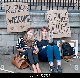 London, UK. 12. Sep, 2015. Zwei Mädchen ruhen während einer Kundgebung zur Solidarität mit der syrischen Flüchtlinge Credit: Patrick Nairne/Alamy Live-Nachrichten Stockfoto