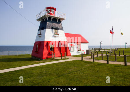 Die hölzernen 1914 Grande Anse Leuchtturm (lackiert in den Farben der Acadian Flagge) in Grande Anse, New Brunswick, Kanada. Stockfoto