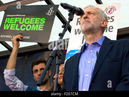 London, UK. 12. Sep, 2015. Jeremy Corbyns ersten Aktes als Labour-Chef wurde zu eine Demonstration zur Unterstützung der Flüchtlinge im Parlament Square in London UK besuchen 09.12.15 Credit: jacky Chapman/Alamy Live News Stockfoto