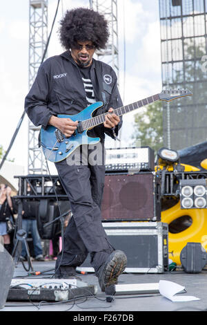 Chicago, Illinois, USA. 11. September, 2015. Gitarrist ROCKY GEORGE Fishbone tritt beim Riot Fest im Douglas Park in Chicago, Illinois © Daniel DeSlover/ZUMA Draht/Alamy Live News Stockfoto