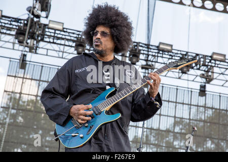 Chicago, Illinois, USA. 11. September, 2015. Gitarrist ROCKY GEORGE Fishbone tritt beim Riot Fest im Douglas Park in Chicago, Illinois © Daniel DeSlover/ZUMA Draht/Alamy Live News Stockfoto