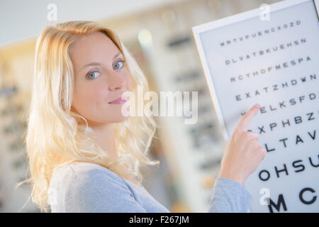 Lady zeigt auf Auge-Test-chart Stockfoto