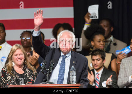 Columbia, South Carolina, USA, 12. Sep, 2015. US-Senator und Präsidentschaftskandidat der Bernie Sanders winkt Anhängern im historischen Black war Benedict College 12. September 2015 in Columbia, SC Sanders auf zweite Reise als Präsidentschaftskandidat nach South Carolina in der Hoffnung, seine Attraktivität mit afroamerikanischen Wähler im ersten primären Staat zu steigern. Stockfoto