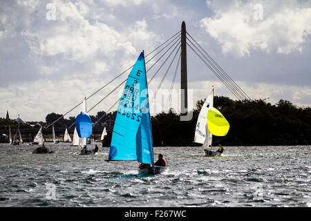 Enterprise Nationals Blue Sail E GBR 14-Fuß-Beiboot in Southport, Merseyside, Großbritannien, 12.. September, 2015. Das Southport 24-Stunden-Rennen ist ein nationales Segel-Langstreckenrennen für zweihändige Segelboote, Firefly, Lark, Enterprise und GP 14 Boote. Das Rennen, das vom West Lancs Yacht Club veranstaltet wird, hat eine lange Geschichte und wird in der Regel im September ausgetragen. Das Rennen startet am Samstag um 12 Uhr. Die Teilnehmer fahren dann mit ihren Schlauchbooten um den See und enden am Sonntag Mittag. In den Stunden der Dunkelheit müssen das Steuerstand und die Besatzung jedes Jolles auf andere Boote achten (o Stockfoto