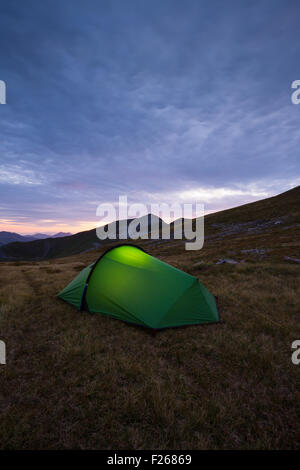 Fackel-beleuchteten Zelt hoch oben in der Mamores beim wild Campen in Schottland Stockfoto