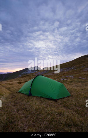 Wildes Campen in der Mamores: ein Zelt aufgeschlagen auf Sgor Eilde Beag in der Abenddämmerung Stockfoto