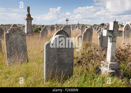 Str. Georges Kirche, Portland, Dorset UK zeigt Friedhof in heller Sonne. Stockfoto