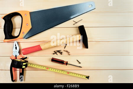Verschiedene Werkzeuge auf hölzernen Hintergrund Stockfoto