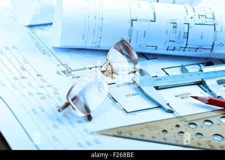 Architekturpläne Brötchen und technische Elemente. In blau getönt Stockfoto