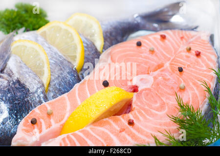 roter Fisch - Forelle mit Zitrone und Gewürzen Stockfoto