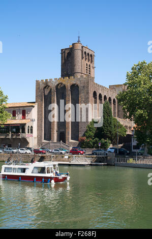 Boot auf dem Fluss Hérault vorbei an der Kathedrale von Agde, Hérault, Languedoc-Roussillon, Frankreich, Europa Stockfoto