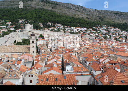 Blick über die roten Dächer über der alten Stadt von Dubrovnik Kroatien an der Adria Stockfoto