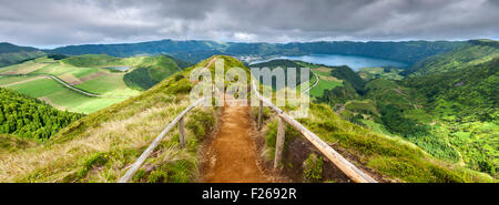 Wanderweg führt zu einen Blick auf die Seen von Sete Cidades und Santiago de Sao Miguel, Azoren Stockfoto