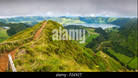 Wanderweg führt zu einen Blick auf die Seen von Sete Cidades und Santiago de Sao Miguel, Azoren Stockfoto