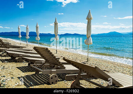 Strand mit leeren Liegestühle am Pilion Halbinsel, Thessalien, Griechenland Stockfoto