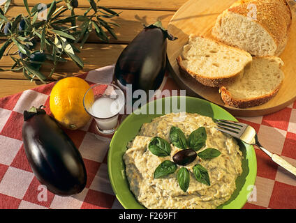 Ein Auberginen Dip serviert mit Brot, typisch griechische Vorspeise Stockfoto