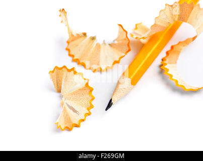 Gespitzten Bleistift und Holzspänen isoliert Stockfoto