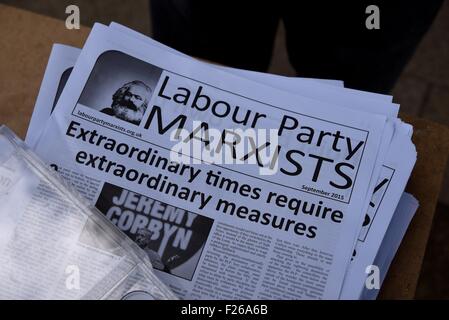 Hyde Park, London, UK, 12. September 2015. Labour Party Marxisten Zeitung auf einen Stall im Hyde Park als Unterstützer von Jeremy Corbyn feiert seinen Sieg in der arbeitsrechtlichen Führungwahl. Bildnachweis: David Isaacson/Alamy Live-Nachrichten Stockfoto