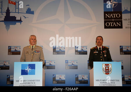 Istanbul, Türkei. 12. Sep, 2015. Vorsitzender des NATO militärischen Ausschusses gen Petr Pavel (L) und türkischen Chef der General Staff Hulusi Akar besuchen eine Pressekonferenz während der NATO 2015 Militär Ausschuss Konferenz in Istanbul, Türkei, am 12. September 2015. Obersten NATO-Befehlshaber schwor weiterhin ihren Kampf gegen den Terrorismus jeglicher Art, wie sie eine enge Tür treffen hier am Samstag abgeschlossen. © He Canling/Xinhua/Alamy Live-Nachrichten Stockfoto