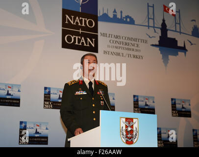 Istanbul, Türkei. 12. Sep, 2015. Türkisch-Chef der General Staff Hulusi Akar beantwortet Fragen auf einer Pressekonferenz während der NATO 2015 Militär Ausschuss Konferenz in Istanbul, Türkei, am 12. September 2015. Obersten NATO-Befehlshaber schwor weiterhin ihren Kampf gegen den Terrorismus jeglicher Art, wie sie eine enge Tür treffen hier am Samstag abgeschlossen. © He Canling/Xinhua/Alamy Live-Nachrichten Stockfoto