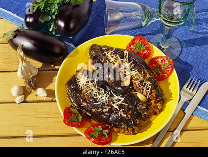 Gefüllte Auberginen - ein typisch griechisches Gericht Stockfoto