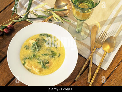 Avgolemono Suppe - typisch griechisch Suppe mit Huhn, Spinat, Ei und Zitrone Stockfoto