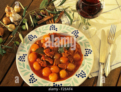 Stifado - ein traditioneller griechischer Eintopf mit Kaninchenfleisch und Perlzwiebeln Stockfoto