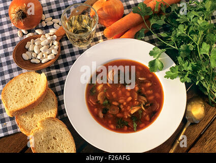 Weiße Bohnensuppe "Fasolada" - das griechische Nationalgericht Stockfoto