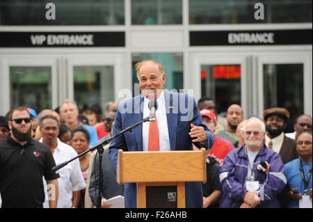 Philadelphia, Pennsylvania, USA. 12. Sep, 2015. Ehemaliger Pennsylvania Gouverneur ED RENDELL, anlässlich der Enthüllung der Statue von Philadelphias Boxlegende Joe Frazier die Statue sich an der Vorderseite XFINITY LIVE befindet "Philadelphia © Ricky Fitchett/ZUMA Draht/Alamy Live News Stockfoto