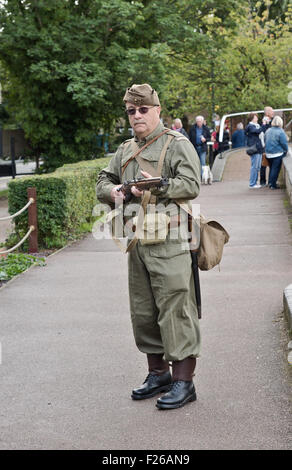 Schüren Sie Bruerne, Northamptonshire, UK.  Dorf am Krieg 1940-Re-Enactment. Ein Gentleman in Heimwehr einheitlich gekleidet. Bildnachweis: Scott Carruthers/Alamy Live-Nachrichten Stockfoto