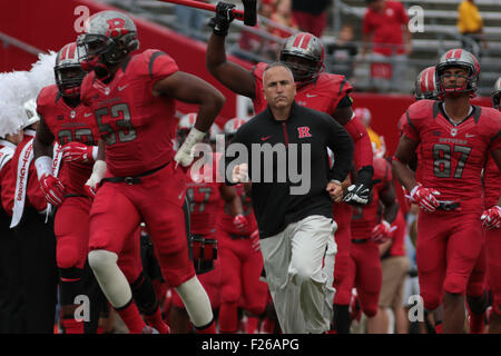 Piscataway, New Jersey, USA. 12. Sep, 2015. Rutgers Fußballtrainer, KYLE Flut, führt sein Team auf das Spielfeld für ein Spiel gegen die Washington State University in High Point Lösungen Stadion in Piscataway, New Jersey. © Joel Plummer/ZUMA Draht/Alamy Live-Nachrichten Stockfoto