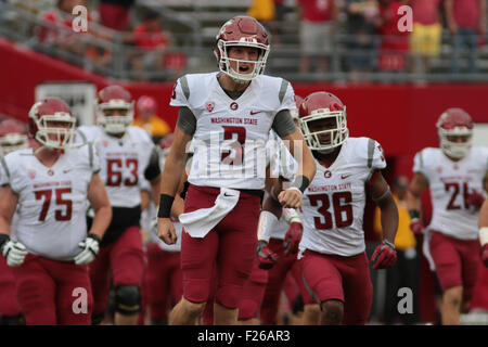 Piscataway, New Jersey, USA. 12. Sep, 2015. Washington State Quarterback, TYLER HILINSKI (3), führt sein Team auf das Spielfeld für ein Spiel gegen Rutgers Stadium High Point Lösungen in Piscataway, New Jersey. © Joel Plummer/ZUMA Draht/Alamy Live-Nachrichten Stockfoto