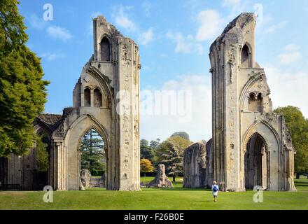 Abtei von Glastonbury, Somerset, England. Ansicht Ost aus dem Kirchenschiff durch die zerstörten Bögen zum Chor Stockfoto