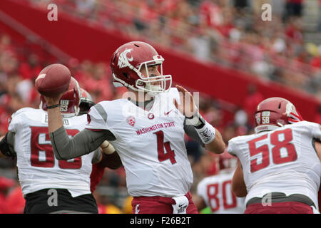 Piscataway, New Jersey, USA. 12. Sep, 2015. Washington State Quarterback, LUKE FALK (4), wirft einen Pass in einem Spiel gegen Rutgers Stadium High Point Lösungen in Piscataway, New Jersey. © Joel Plummer/ZUMA Draht/Alamy Live-Nachrichten Stockfoto