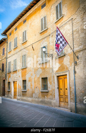 Schöne Straße von San Quirico Dorcia in Toskana, Italien Stockfoto
