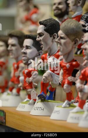 Walisischen Rugby Groggs mit George Nord aus dem Grogg Shop in Pontypridd Stockfoto