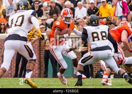 Clemson Tigers quarterback Kelly Bryant (2) mit der Quarterback Keeper 12. September 2015 in Aktion während der NCAA Football-Spiel zwischen Appalachian State Bergsteiger und Clemson Tigers im Death Valley in Clemson, SC. David Bräutigam/CSM Stockfoto