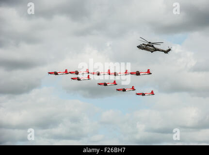 Schweizer PC-7 Pilatus Display Team mit Super Puma Helikopter RAF Fairford RIAT 2015 Stockfoto