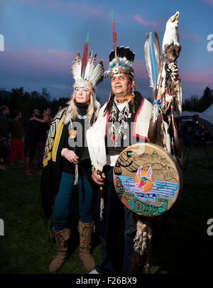 Ein paar in traditionellen native American oder indisch Kopfschmuck.  Selige Coast Yoga Festival und Zähler Kultur Hippie festiva Stockfoto