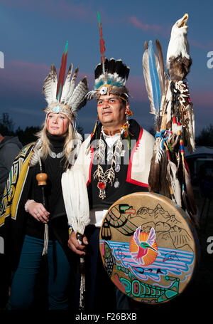 Ein paar in traditionellen native American oder indisch Kopfschmuck.  Selige Coast Yoga Festival und Zähler Kultur Hippie festiva Stockfoto