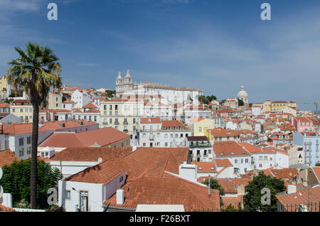 Mit Blick auf die Dächer von Alfama, Lissabon, Portugal gegenüber der Igreja de São Vicente de Fora Stockfoto