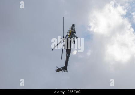 Athen, Griechenland. 12. Sep, 2015. Eine griechische Armee Aviation AH-64 Apache führt während des ersten Tages von Athen fliegen Woche Airshow in Tatoi Airbase. © George Panagakis/Pacific Press/Alamy Live-Nachrichten Stockfoto