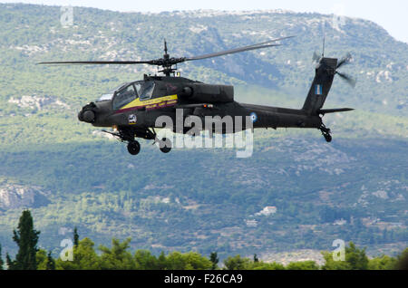 Athen, Griechenland. 12. Sep, 2015. Eine griechische Armee Aviation AH-64 Apache führt während des ersten Tages von Athen fliegen Woche Airshow in Tatoi Airbase. © George Panagakis/Pacific Press/Alamy Live-Nachrichten Stockfoto